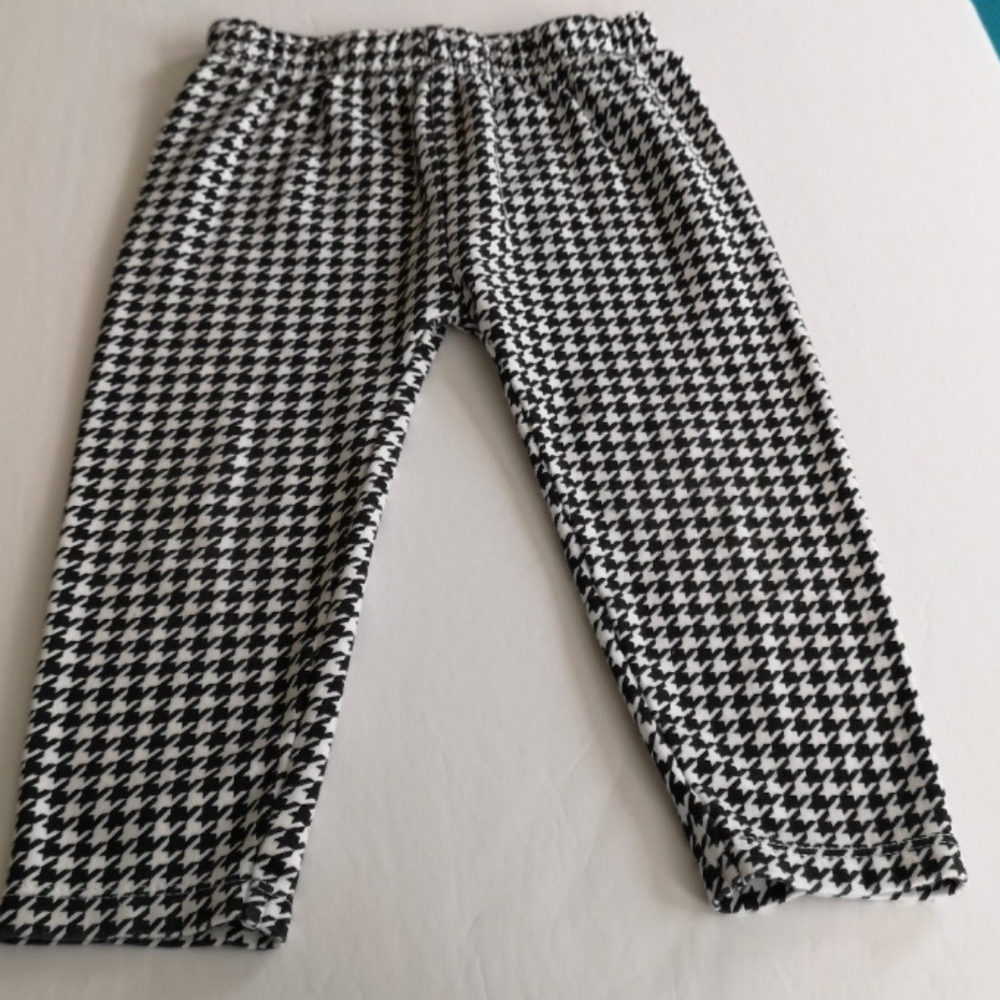 Black and white patterned leggings